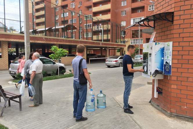 Фото клиенты покупающие воду с аппарата Живая вода на улице